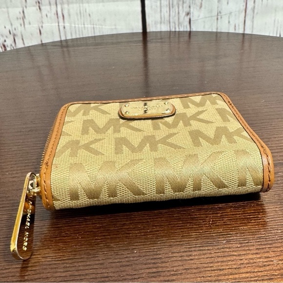 MICHAEL KORS monogram canvas zippered bifold wallet with gold hardwares EUC - Picture 4 of 11